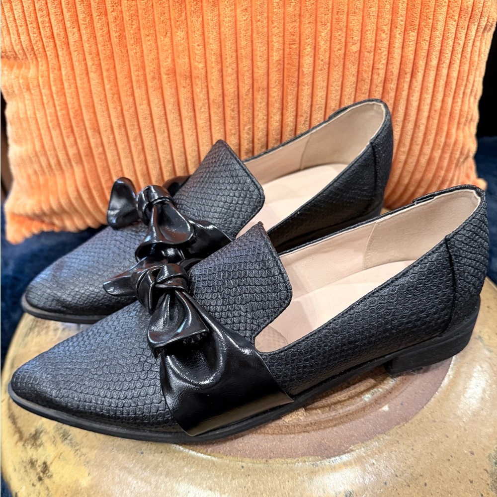 Elegant Black Loafers with Bow Detail